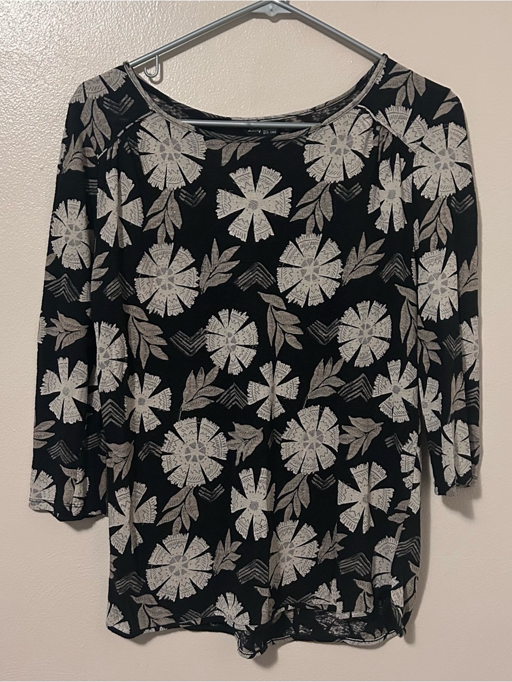 Lucky Brand Black Quarter Length Sleeve Top with a Cream Floral Motif